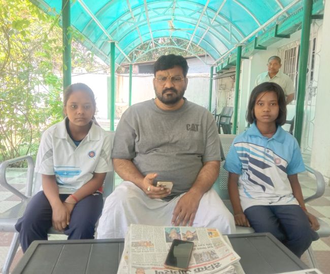 पूर्व खेल मंत्री के साथ सिमरन व तनीषा